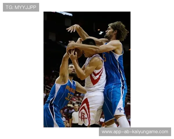 林书豪:篮球场上的“善良大使”暖心瞬间 林书豪:篮球场上的“善良大使”暖心瞬间